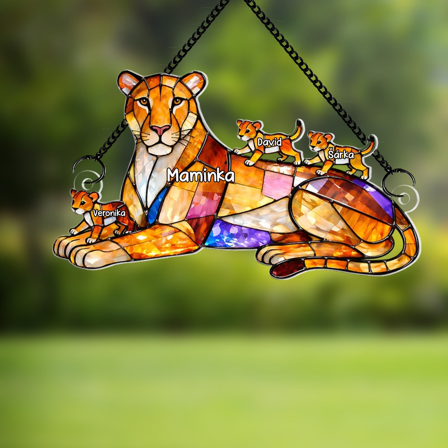 Akrylový lapač slunce - Máma lvice a její mláďata (vlastní jména)