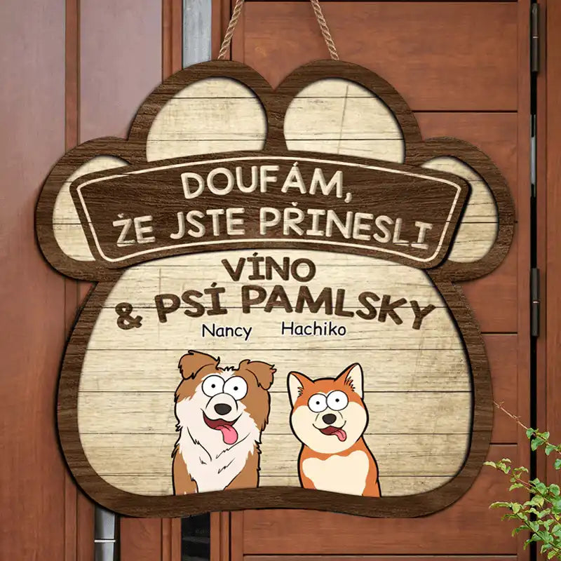 Dřevěná cedule na dveře - Doufám, že jste přinesli víno a pamlsky - až 4 mazlíčků - Climo.cz