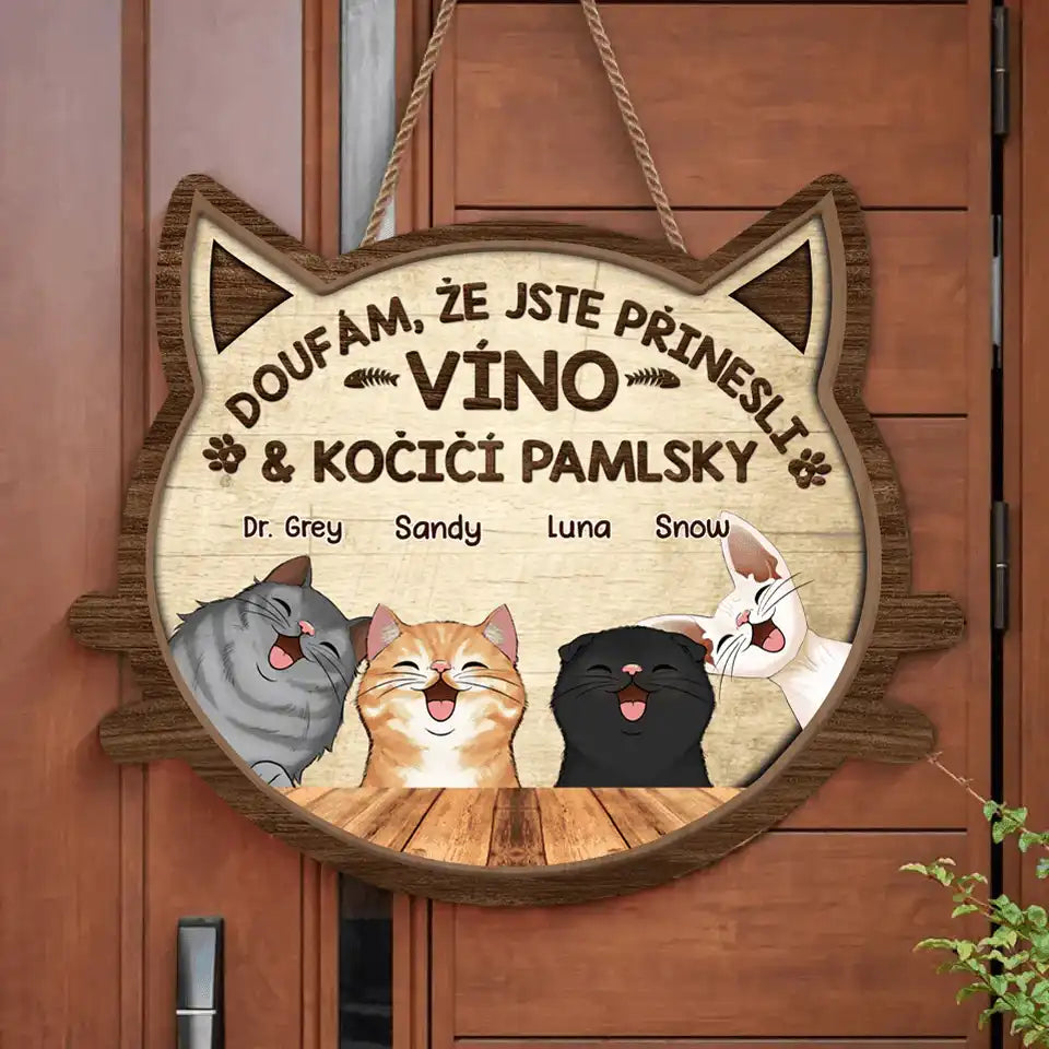 Dřevěná cedule na dveře - Doufám, že jste přinesli víno a pamlsky - až 6 koček - Climo.cz