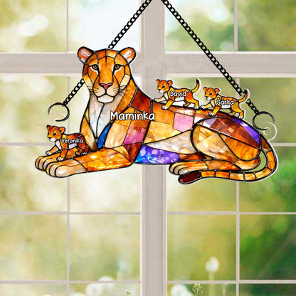 Akrylový lapač slunce - Máma lvice a její mláďata (vlastní jména)