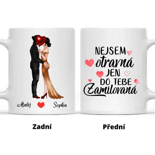 Hrnek - Líbající se pár - Nejsem otravná, jen do tebe ZAMILOVANÁ - Climo.cz