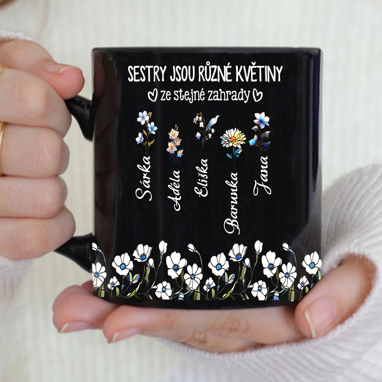 Černý hrnek - Sestry jsou různé květiny ze stejný zahrady