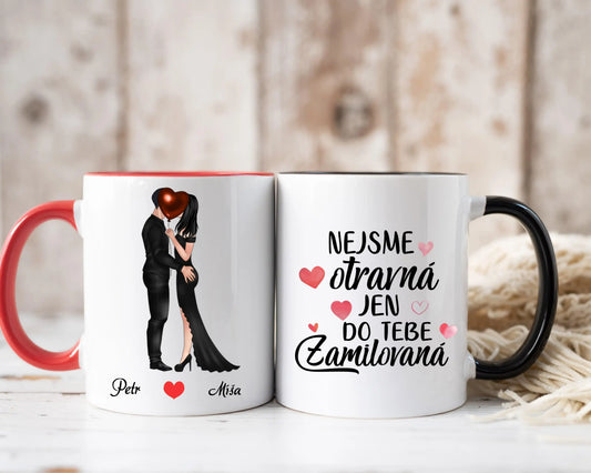Hrnek - Líbající se pár - Nejsem otravná, jen do tebe ZAMILOVANÁ - Climo.cz